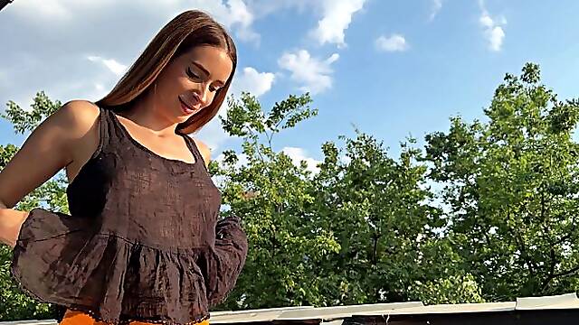 Leons TV - no bra clip