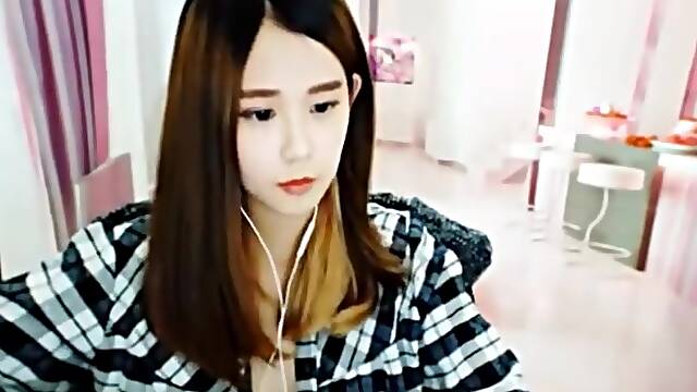 SL Sugar 蜜糖吐司 Webcam-girl sex in ShowLive&UT livecam website