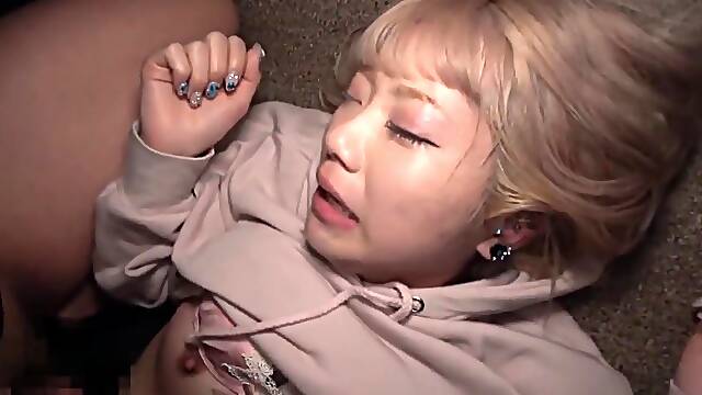 トーヨコ美少女 車内で連続ナマ中出ししてもらい 自らアヘ顔でイキまくる超変態くそビッチギャル女creampie sex treated doll