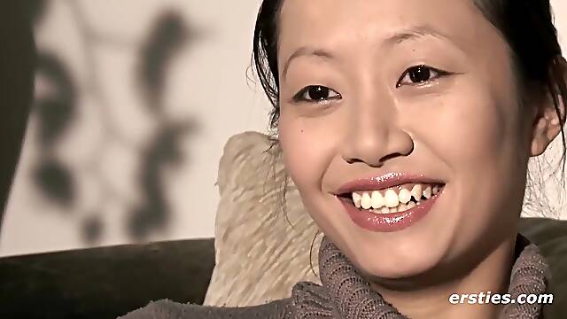 Die 24-jïhrige Tyra aus Berlin masturbiert leidenschaftlich mit Vibrator - Asian German babe with perky tits masturbating solo