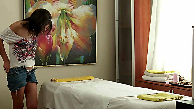 18-year-old girl gets massage, gets horny and ends up taking the cock in the pussy